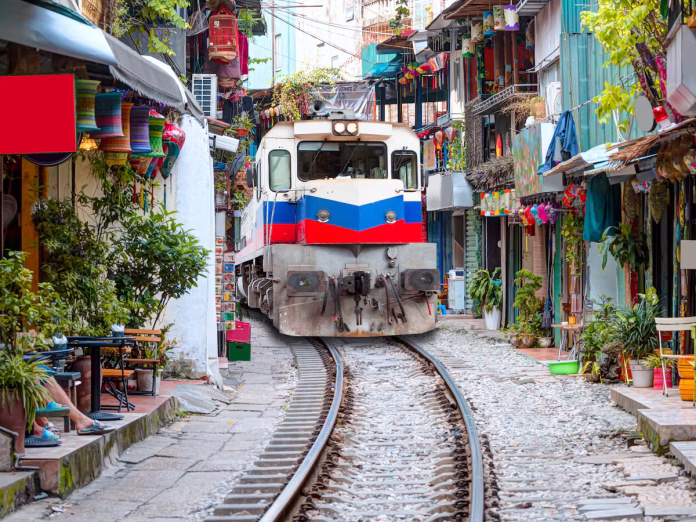 Según reportes de medios locales, el motorista sobrevivió al accidente, aunque el momento ha sido calificado como un “milagro” por testigos.