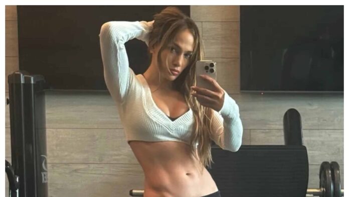 Jennifer Lopez genera reacciones en redes tras compartir fotografía con atuendo deportivo
