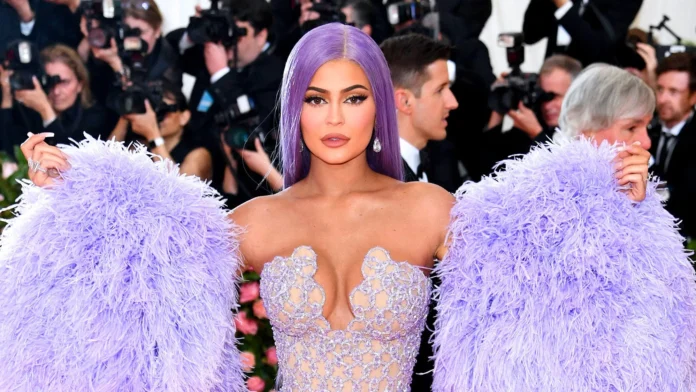 Kylie Jenner enfrenta demanda de exempleada por presunta discriminación y acoso laboral