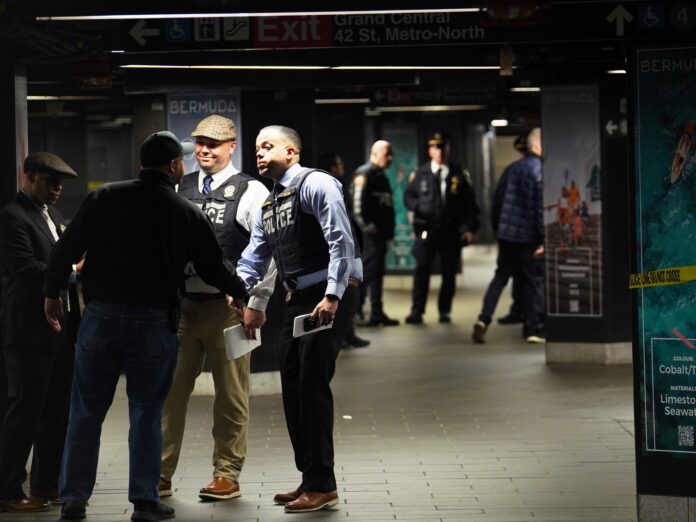 Policía de Nueva York abate a hombre tras ataque con machete en estación Grand Central