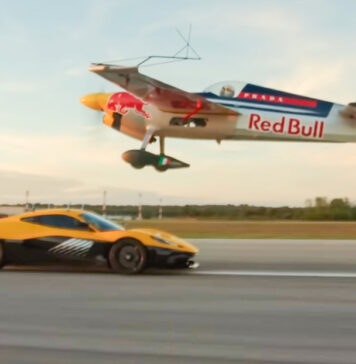 Avión aterriza y despega de un tren en plena marcha a 120 km/h Avión aterriza y despega de un tren en plena marcha a 120 km/h