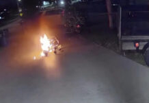 Compra una silla de ruedas de segunda mano y esta termina en llamas Al percatarse de que la silla representaba un peligro, la mujer la sacó de su vivienda; ya afuera, el aparato estalló en llamas.