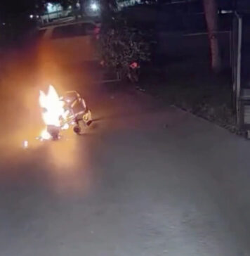 Compra una silla de ruedas de segunda mano y esta termina en llamas Al percatarse de que la silla representaba un peligro, la mujer la sacó de su vivienda; ya afuera, el aparato estalló en llamas.