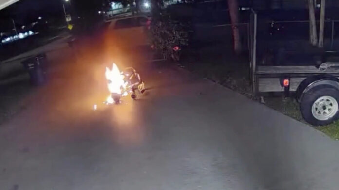 Al percatarse de que la silla representaba un peligro, la mujer la sacó de su vivienda; ya afuera, el aparato estalló en llamas.