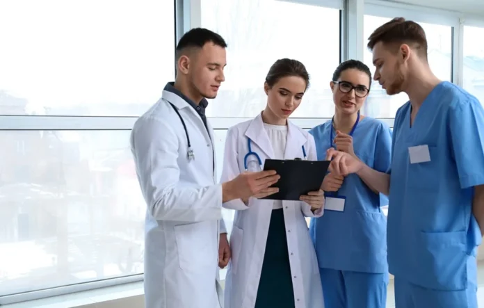 ¡Atención médicos! Abren convocatoria para 1,400 plazas de residencias en todo el país