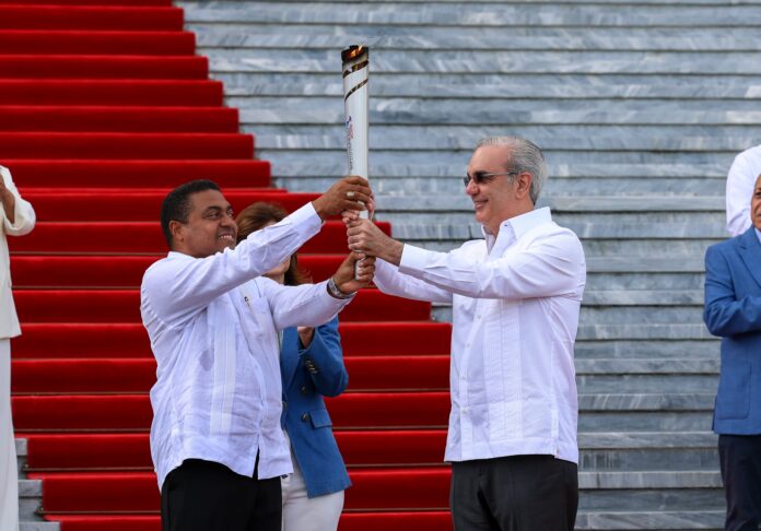 En su calidad de máxima autoridad deportiva del país, el ministro entregó la llama al jefe de Estado, el presidente Abinader, quien autorizó oficialmente el inicio del recorrido nacional.