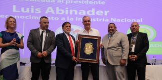 Sector detallista destaca medidas que han evitado alzas en productos básicos Asimismo, informó que, como parte de acuerdos con distribuidores, el precio del pollo será reducido a 53 pesos en el Gran Santo Domingo y la región Este, en un intento por aliviar el costo de uno de los productos de mayor consumo en el país.