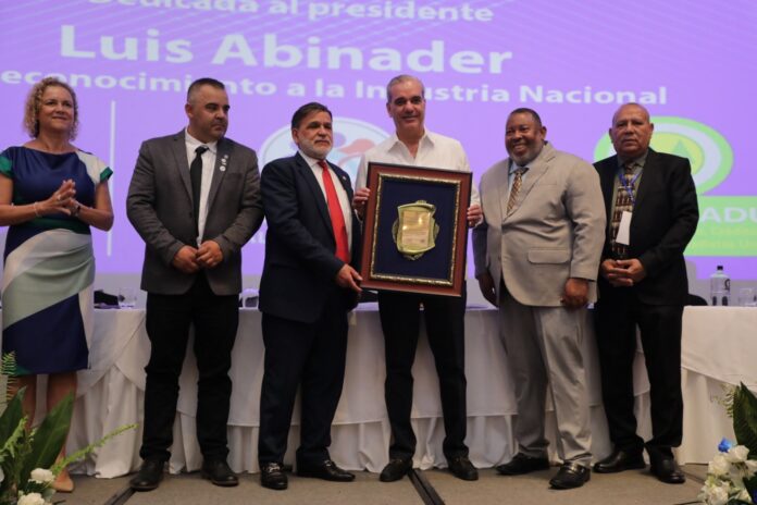 Asimismo, informó que, como parte de acuerdos con distribuidores, el precio del pollo será reducido a 53 pesos en el Gran Santo Domingo y la región Este, en un intento por aliviar el costo de uno de los productos de mayor consumo en el país.
