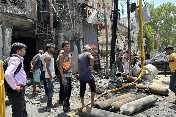Al menos 9 muertos, incluido un bebé, en un incendio residencial en el este de Nueva Delhi