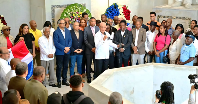 PLD conmemora Día del Trabajo con ofrenda floral y advierte deterioro de condiciones laborales