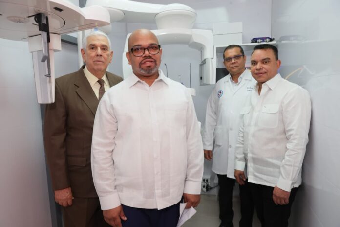 En la actividad participaron el director de Odontología del SNS, Mario Bournigal; el director del hospital, Joselin Valdéz, así como especialistas del área bucomaxilofacial.