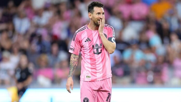 Messi recibe un beso de popular actor de 'El Chavo del 8'