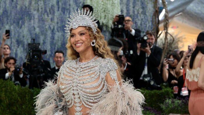 Beyoncé causó furor con su vestido de esqueleto plateado, pero aún más cuando se supo que el collar de diamantes que lucía era parte de la colección ‘El jardín de Kalahari’ de Chopard, valorado en 50 millones, según desveló el medio Page Six.