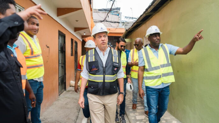 La intervención es encabezada por el ministro Víctor Bisonó y busca mejorar las condiciones de vida de familias en comunidades vulnerables mediante soluciones habitacionales concretas.