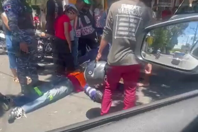 De acuerdo con reportes ciudadanos y evidencias visuales, el conductor de una motocicleta resultó tendido en el pavimento tras el impacto.