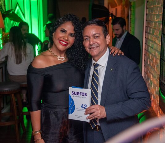 Visor Urbano RD cumple dos años con proyectos en desarrollo y presencia en el sector urbano Santo Domingo. – La firma Visor Urbano RD conmemoró su segundo aniversario en un acto realizado en el restaurante La Cassina, con la asistencia de representantes del sector inmobiliario, empresarial y autoridades. Durante la actividad, el arquitecto Mayobanex Suazo, CEO de la empresa, explicó que la firma surgió a partir de la necesidad de mejorar el manejo normativo en proyectos de construcción, especialmente en procesos de permisología y gestión ante instituciones públicas. Señaló que la empresa trabaja en áreas como consultoría, diseño arquitectónico, construcción y gestión inmobiliaria, acompañando proyectos desde su formulación hasta su ejecución. Indicó además que la firma maneja regulaciones vinculadas a entidades como el Ministerio de Turismo de la República Dominicana, el Ministerio de Medio Ambiente de la República Dominicana y el Ministerio de Vivienda y Edificaciones. En cuanto a cifras, informó que en dos años han trabajado en el diseño de 4,359 unidades habitacionales distribuidas en 13 proyectos, con más de 383,255 metros cuadrados. Durante el evento también se presentó la Fundación FUREMIRE, orientada a programas educativos, apoyo comunitario y recuperación de espacios públicos. La actividad fue conducida por la comunicadora Pridah Suero.