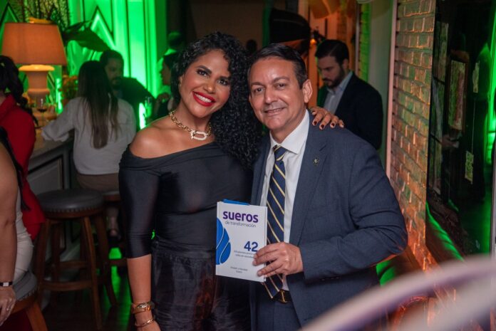 Santo Domingo. – La firma Visor Urbano RD conmemoró su segundo aniversario en un acto realizado en el restaurante La Cassina, con la asistencia de representantes del sector inmobiliario, empresarial y autoridades. Durante la actividad, el arquitecto Mayobanex Suazo, CEO de la empresa, explicó que la firma surgió a partir de la necesidad de mejorar el manejo normativo en proyectos de construcción, especialmente en procesos de permisología y gestión ante instituciones públicas. Señaló que la empresa trabaja en áreas como consultoría, diseño arquitectónico, construcción y gestión inmobiliaria, acompañando proyectos desde su formulación hasta su ejecución. Indicó además que la firma maneja regulaciones vinculadas a entidades como el Ministerio de Turismo de la República Dominicana, el Ministerio de Medio Ambiente de la República Dominicana y el Ministerio de Vivienda y Edificaciones. En cuanto a cifras, informó que en dos años han trabajado en el diseño de 4,359 unidades habitacionales distribuidas en 13 proyectos, con más de 383,255 metros cuadrados. Durante el evento también se presentó la Fundación FUREMIRE, orientada a programas educativos, apoyo comunitario y recuperación de espacios públicos. La actividad fue conducida por la comunicadora Pridah Suero.