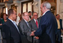 Abinader encabeza primer Premio al Mérito Laboral y destaca alianza entre Gobierno, empresarios y trabajadores El galardón, instituido mediante el Decreto 389-25, busca fortalecer el diálogo tripartito y promover el empleo digno, la excelencia laboral y la justicia social.
