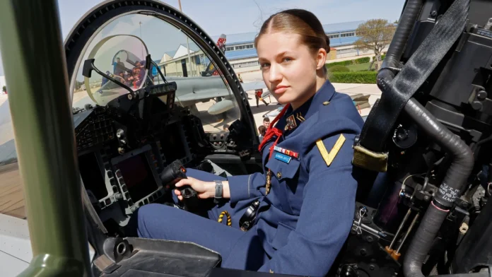 La princesa Leonor entra en la fase final de su formación militar y pilota un reactor F-5