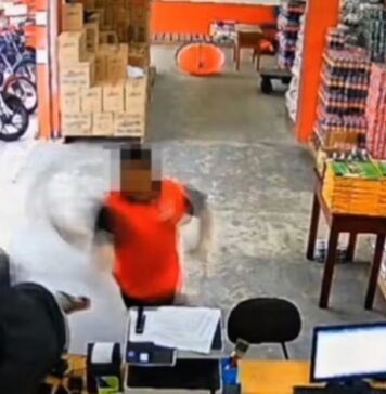 Intento de asalto en supermercado termina con un sospechoso herido tras ataque con machete en Brasil El segundo sospechoso fue posteriormente reducido por el personal del supermercado.