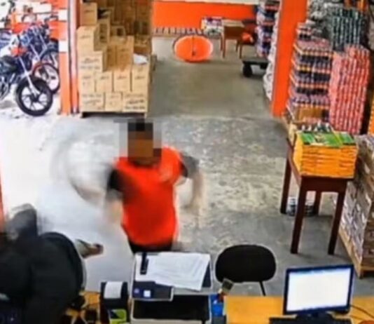 Intento de asalto en supermercado termina con un sospechoso herido tras ataque con machete en Brasil El segundo sospechoso fue posteriormente reducido por el personal del supermercado.