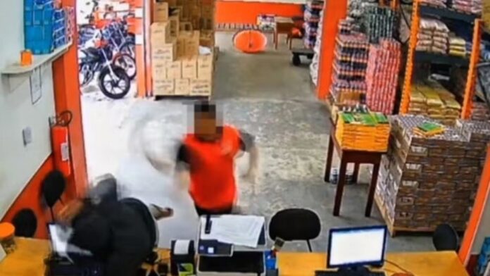 El segundo sospechoso fue posteriormente reducido por el personal del supermercado.