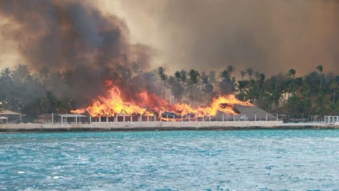Incendio en hotel hotel Dominicus Bayahibe continúa activo; 1,690 huéspedes fueron evacuados