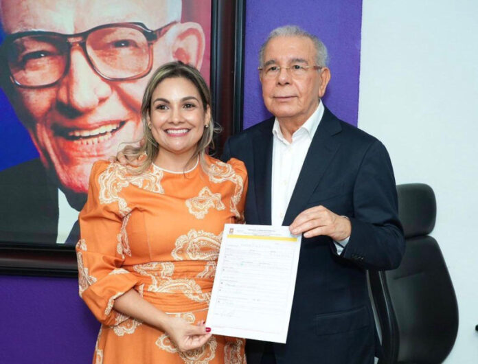 Ivannia Rivera regresa al PLD y es juramentada por Danilo Medina
