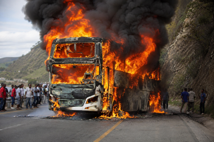 Autobús se incendia en plena carretera Baní-Azua y pasajeros escapan por segundos