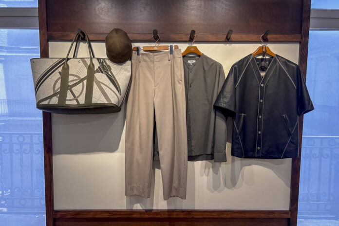 Buceo en los archivos, con propuestas que recuerdan a algunas del periodo de Martin Margiela en la casa, hace ahora más de cinco lustros. O un mono de color claro, que traía a la mente algunos ya vistos en el pasado en la casa.