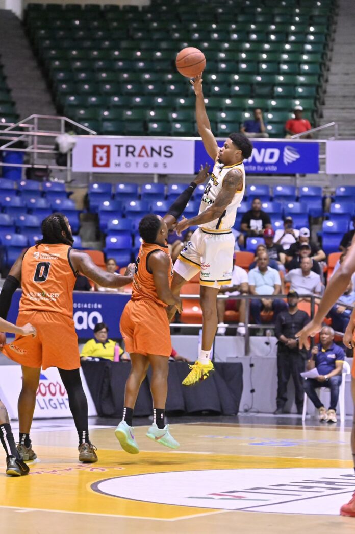 Los Metros de Santiago vencen 69-63 a los Cañeros del Este y toman ventaja en la Semifinal A de la LNB.