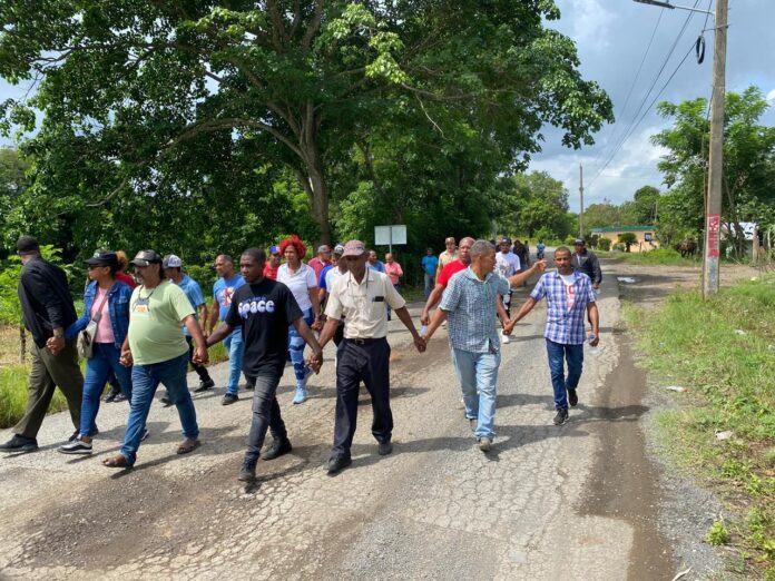 Comunidades de Monte Plata realizan marcha pacífica contra operaciones de minera San Agustín