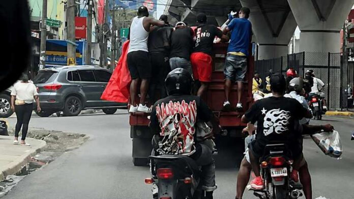 Policía apresa a varios implicados en saqueo de camión del Plan Social
