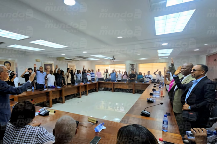 Danilo Medina encabeza juramentación de exmiembros del PRM, FP y otros partidos