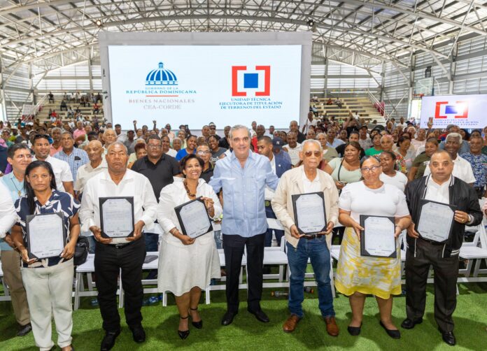 Abinader entrega 2,322 títulos de propiedad en Domingo Savio; más de 9,000 personas beneficiadas