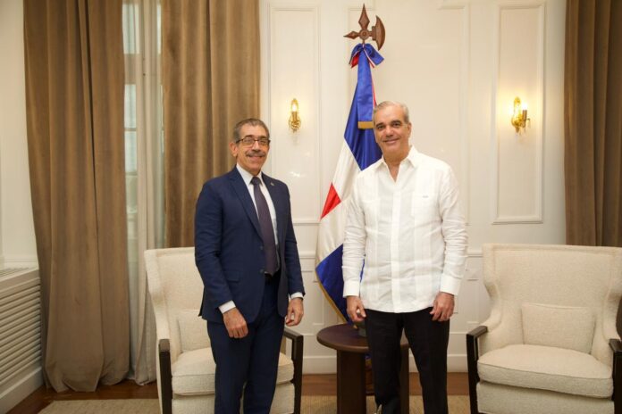 Presidente Abinader recibe en el Palacio Nacional al nuevo rector electo de la UASD