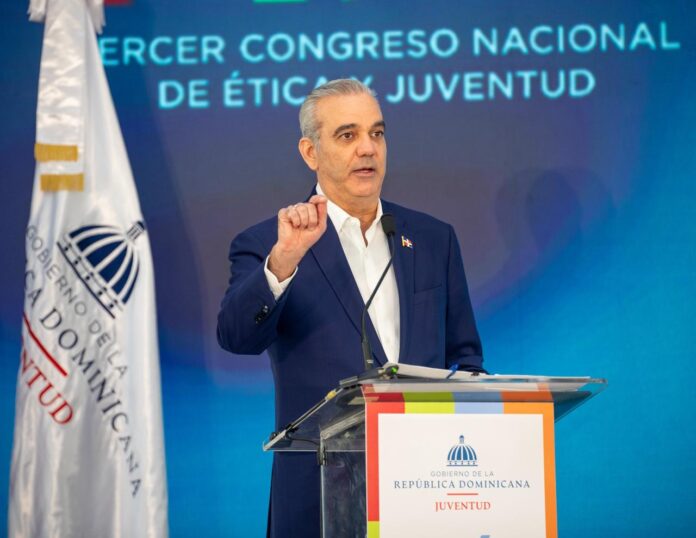 Presidente Abinader llama a la juventud dominicana a ser guardianes de la ética