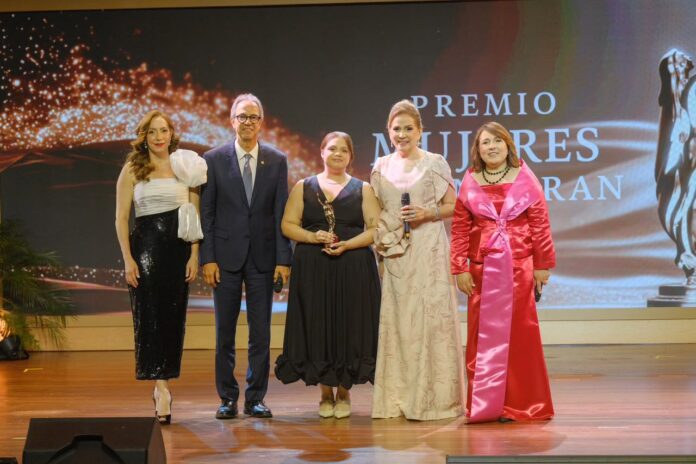 Comunicadora Jatnna Tavárez recibe máximo galardón del Premio Mujeres que Inspiran