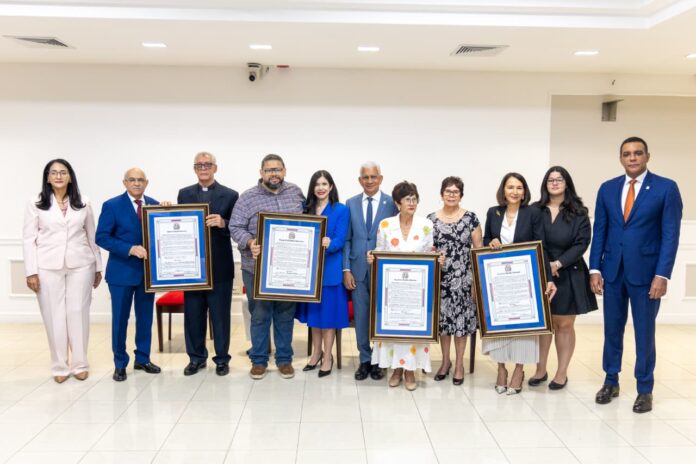Senado reconoce trayectoria de escritoras dominicanas y de monseñor Diómedes Espinal