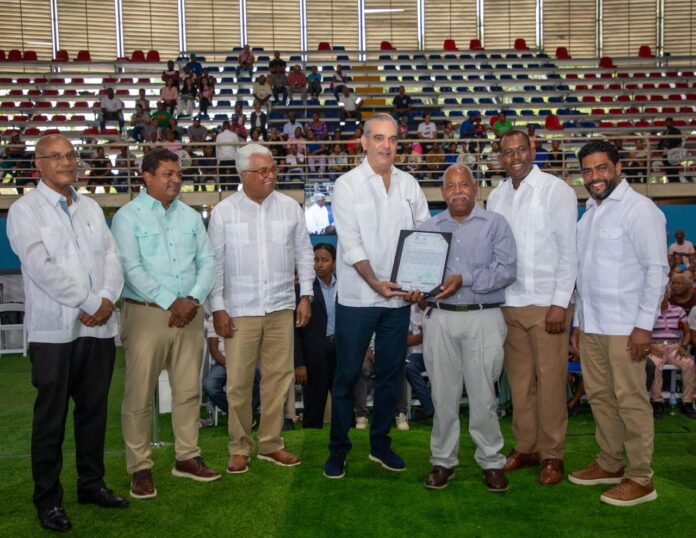 Abinader entrega 1,099 títulos de propiedad a familias de Villa Linda, Palmarejo y Pantoja