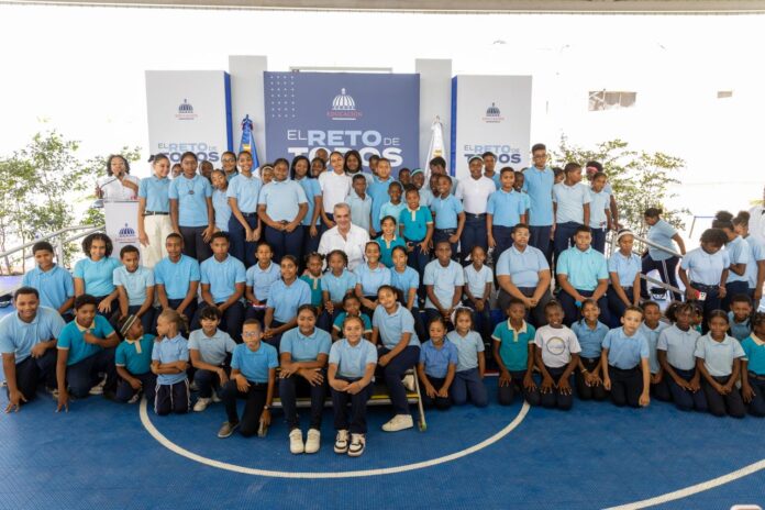 Abinader inaugura techado multiuso escolar en Duvergé que beneficiará a más de 388 estudiantes