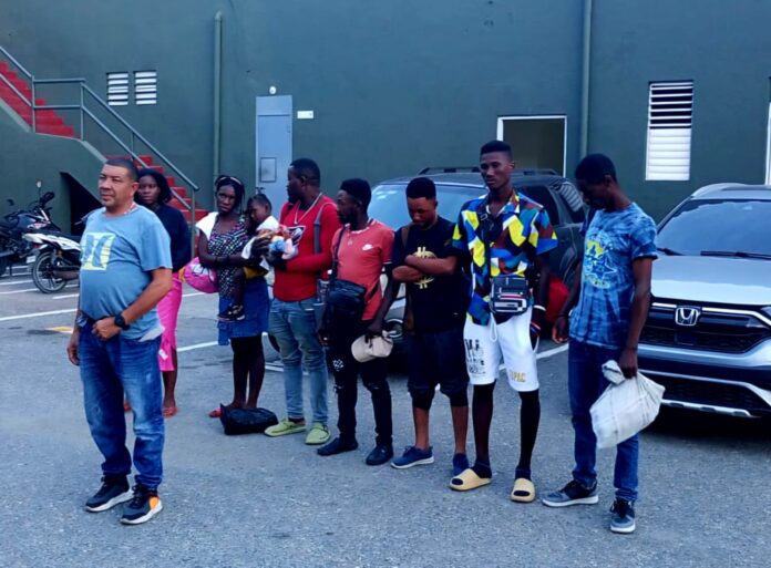 Detienen a conductor con nueve haitianos indocumentados en un autobús de pasajeros
