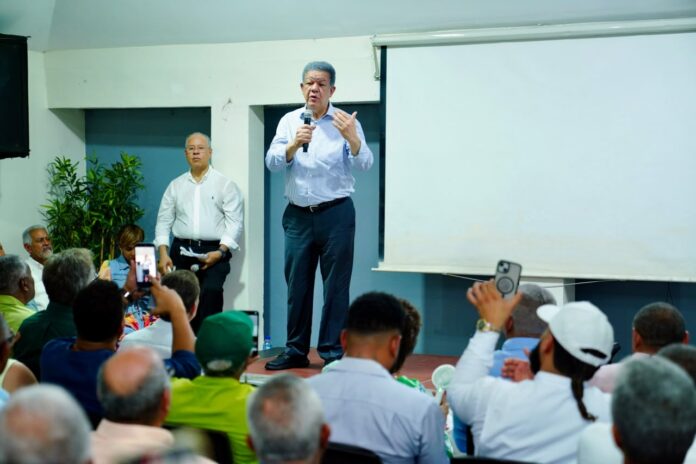 Leonel Fernández exige al Gobierno bajar la gasolina porque el petróleo volvió a US$70 el barril