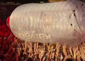 Katy Perry sorprende en España al lanzarse al público dentro de una botella gigante durante su concierto en Galicia Katy Perry sorprende en España al lanzarse al público dentro de una botella gigante durante su concierto en Galicia