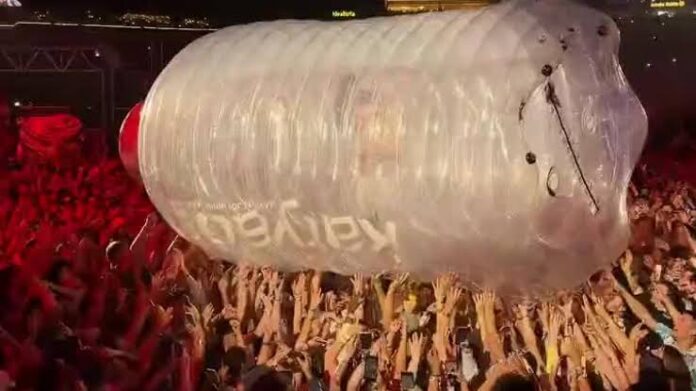 Katy Perry sorprende en España al lanzarse al público dentro de una botella gigante durante su concierto en Galicia