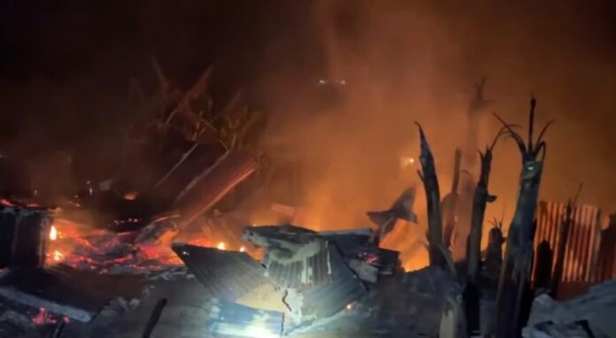 Voraz incendio consume siete viviendas en sector La Lomita de Jarabacoa
