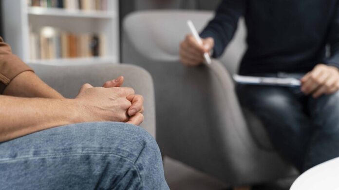 Más salud mental y habilidades socioemocionales para frenar aumento de suicidios en jóvenes
