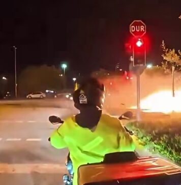 ¡Choque brutal en Estambul! Vehículo se incendia tras impactante colisión en una intersección La fuerza del choque provocó que uno de los vehículos volcara a un costado de la vía y posteriormente se incendiara.