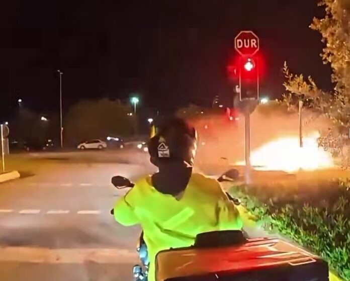 La fuerza del choque provocó que uno de los vehículos volcara a un costado de la vía y posteriormente se incendiara.