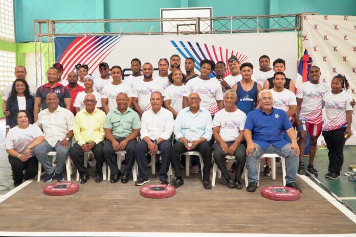 Los atletas junto a los presidentes de la Federación de Pesas y del Comité Olímpico, Willian Ozuna y Garibaldi Bautista, los titulares de las federaciones de la Judo y Karate, Gilberto Garcia y José Luis Ramirez, Porfirio Veras Mercedes, Luis Disla, Isaac Toribio y Maritza Ortiz, miembros del Comité Ejecutico de Pesas.